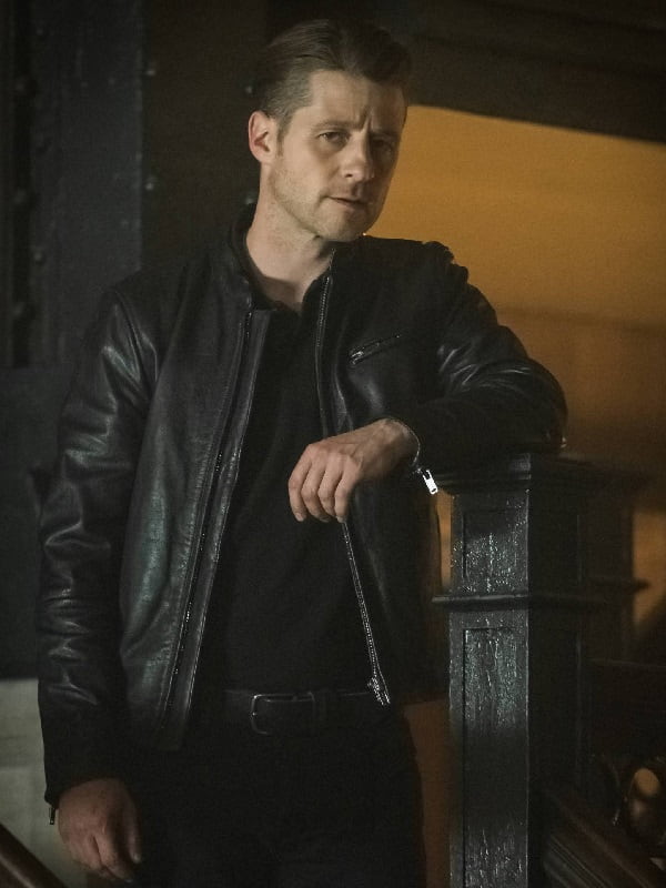 Ben McKenzie Wearing Black Leather Jacket In Gotham Series