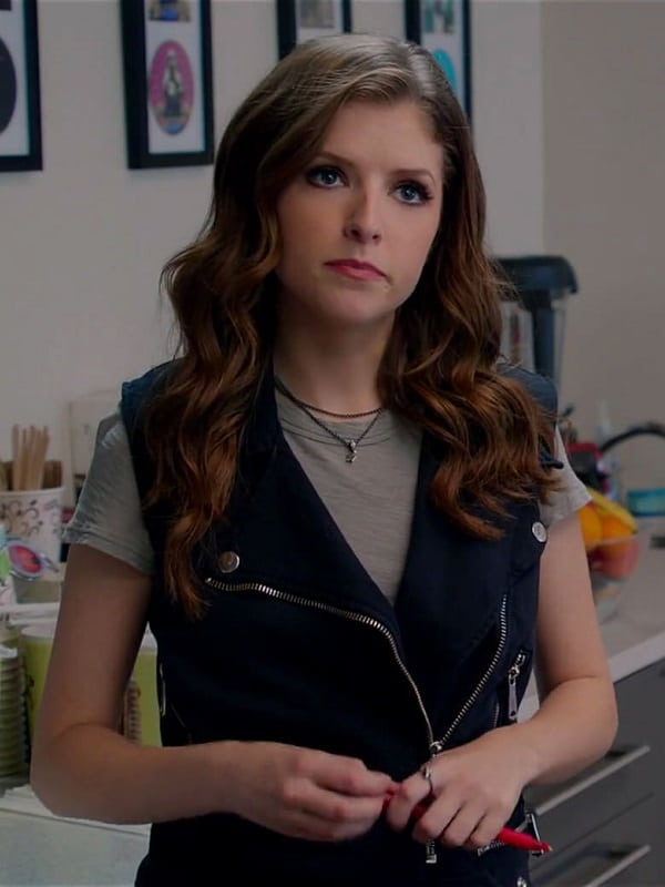 Actress Anna Kendrick Wearing Vest In Pitch Perfect 2 as Beca
