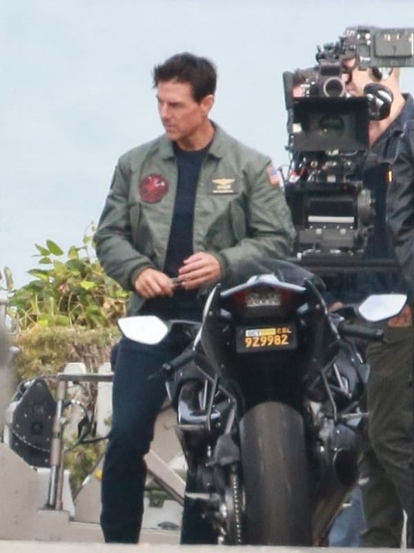 Film Top Gun Maverick Actor Tom Cruise Wearing Green Jacket